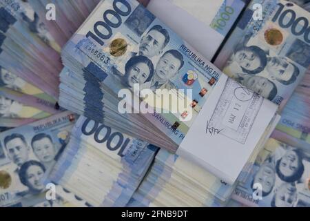 Ein Stapel von eintausend philippinischen Banknoten. Bargeld von tausend Dollar Scheinen, Peso Hintergrundbild. Stockfoto