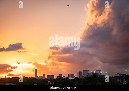 Houston, Texas, USA. Mai 2021. Sonnenuntergang in Houston. Der Sonnenuntergang in Houston, Texas, beleuchtet den Williams Tower, eines der höchsten Gebäude in Houston. Kredit: Sidney Bruere/Alamy Live Nachrichten Stockfoto