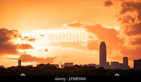 Houston, Texas, USA. Mai 2021. Sonnenuntergang in Houston. Der Sonnenuntergang in Houston, Texas, beleuchtet den Williams Tower, eines der höchsten Gebäude in Houston. Kredit: Sidney Bruere/Alamy Live Nachrichten Stockfoto