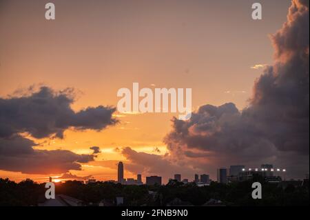 Houston, Texas, USA. Mai 2021. Sonnenuntergang in Houston. Der Sonnenuntergang in Houston, Texas, beleuchtet den Williams Tower, eines der höchsten Gebäude in Houston. Kredit: Sidney Bruere/Alamy Live Nachrichten Stockfoto