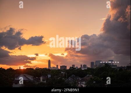 Houston, Texas, USA. Mai 2021. Sonnenuntergang in Houston. Der Sonnenuntergang in Houston, Texas, beleuchtet den Williams Tower, eines der höchsten Gebäude in Houston. Kredit: Sidney Bruere/Alamy Live Nachrichten Stockfoto