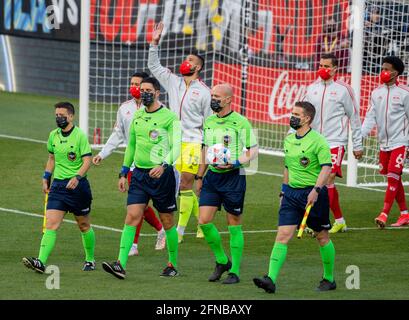 Chester, Pennsylvania, USA. Mai 2021. 15. Mai 2021, Chester PA- Match Schiedsrichter führen die New York /Red Bulls auf den Platz im Subaru Park Kredit: Ricky Fitchett/ZUMA Wire/Alamy Live News Stockfoto