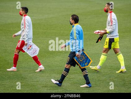 Chester, Pennsylvania, USA. Mai 2021. Am 15. Mai 2021 trägt ALEJANDRO BEDOYA, Spieler der Chester PA, Philadelphia Union (11), das Mannschaftsbanner auf dem Spielfeld im Subaru Park.Quelle: Ricky Fitchett/ZUMA Wire/Alamy Live News Stockfoto