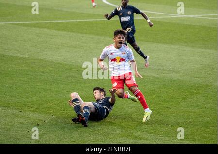 Chester, Pennsylvania, USA. Mai 2021. 15. Mai 2021, Chester PA- Philadelphia Union Spieler, Leon Flach (31) tackt New York Red Bulls Spieler, FRANKIE AMAYA, (8) bei Subaru Park Kredit: Ricky Fitchett/ZUMA Wire/Alamy Live News Stockfoto