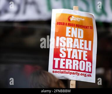 London, Großbritannien. Mai 2021. Ein anti-israelisches Plakat, das während eines marsches vor der israelischen Botschaft in London aus Solidarität mit Palästina gesehen wurde, da viele israelische Städte in einem Konflikt zwischen jüdischen und arabischen Menschen stehen. Kredit: SOPA Images Limited/Alamy Live Nachrichten Stockfoto
