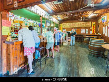 Kunden im Walkabout Creek Hotel, das im Film „Crocodile Dundee“ in McKinlay, Queensland, QLD, Australien, zu sehen ist. Stockfoto