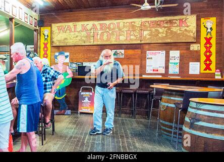 Älterer Mann mit einem langen weißen Bart im Walkabout Creek Hotel, der in dem Film von Crocodile Dundee, McKinlay, Queensland, QLD, Australien, zu sehen ist. Stockfoto