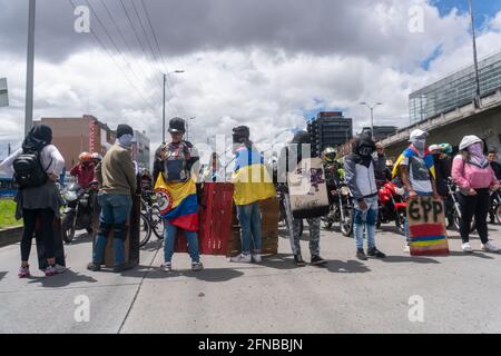 Bogota, Kolumbien. Mai 2021. Demonstranten marschieren am 18. Tag des nationalen Streiks in Bogota.Quelle: Daniel Garzon Herazo/ZUMA Wire/Alamy Live News Stockfoto