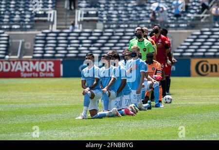New York, NY - 15. Mai 2021: Das Team NYCFC khaelte vor dem Spiel, während die amerikanische Hymne gespielt wurde Stockfoto