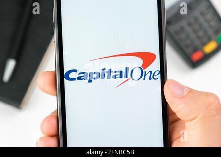 Capital One Bank Logo auf dem Smartphone-Bildschirm in mans Hand auf dem Hintergrund des Zahlungsterminals, Mai 2021, San Francisco, USA Stockfoto