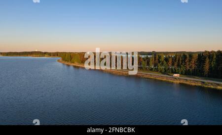 Luftaufnahme des berühmten Punkaharju-Bergrückens in Ostfinnland im Frühsommer mit hellgrünen Blättern. Stockfoto