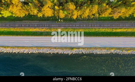 Luftaufnahme des berühmten Punkaharju-Bergrückens in Ostfinnland im Frühsommer mit hellgrünen Blättern. Stockfoto