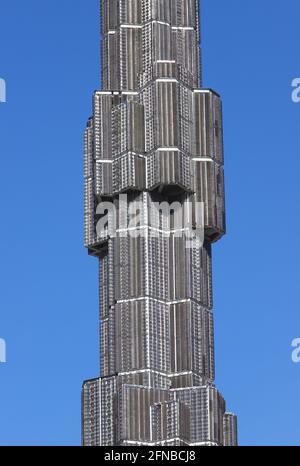 Stockholm, Schweden - 12. Mai 2021: Detail der Skulptur Kristall ein vertikaler Akzent aus Glas und Stahl von Edvin Öhrstrom, in der Mitte des Stockfoto