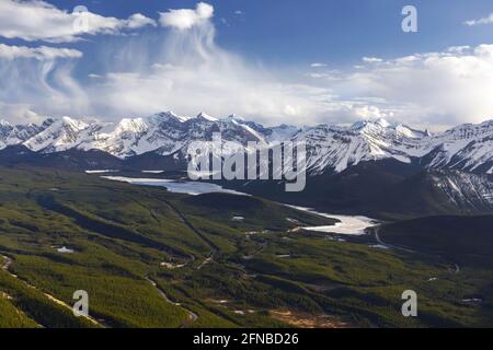 Green Valley Snow Covered Mountain Peaks Aus Der Vogelperspektive. Dramatische Stormy Sky Horizon Scenic Kananaskis Springtime Landscape Kananaskis Kanadische Rocky Mountains Stockfoto