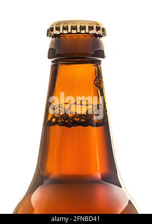 Hals einer braunen Bierflasche mit Deckel, der die zeigt Blasen auf weißem Hintergrund Stockfoto