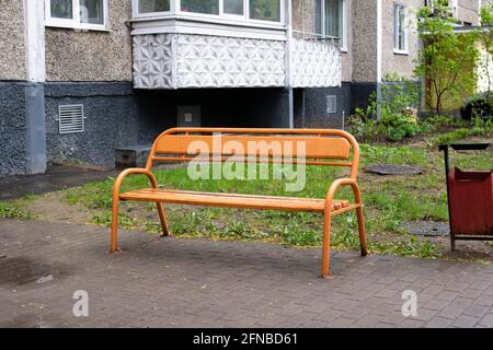 Holzbank im Hof des Hauses aus nächster Nähe Stockfoto