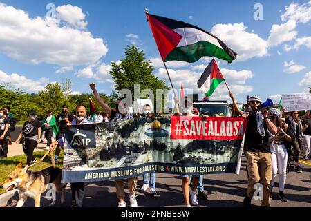 Washington, DC, USA. Mai 2021. Im Bild: Das Bleibanner beim Marsch nach Palästina, am 73. Jahrestag der Nakba, der israelischen Eroberung Palästinas im Jahr 1948. Das Datum gewinnt in diesem Jahr aufgrund der israelischen Invasion der Al Aqua Moschee in Jerusalem und der Luftangriffe in Gaza an Bedeutung. Kredit: Allison Bailey/Alamy Live Nachrichten Stockfoto