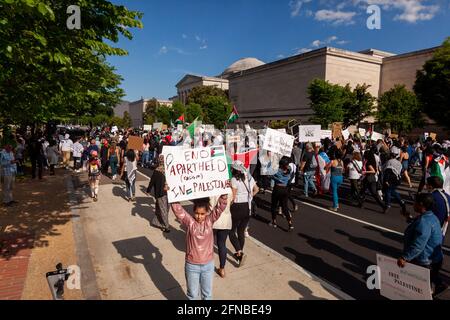 Washington, DC, USA. Mai 2021. Im Bild: Ein Mädchen, eines von über eintausend Demonstranten, hält ein Zeichen, das während des Marsches nach Palästina zum 73. Jahrestag der Nakba, der israelischen Eroberung Palästinas im Jahr 1948, zum Ende der Apartheid aufruft. Das Datum gewinnt in diesem Jahr aufgrund der israelischen Invasion der Al Aqua Moschee in Jerusalem und der Luftangriffe in Gaza an Bedeutung. Kredit: Allison Bailey/Alamy Live Nachrichten Stockfoto