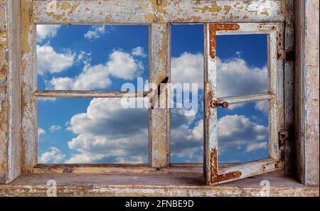 Blick durch ein Holzfenster in den Wolkenhimmel Stockfoto