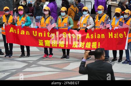 Oakland, USA. Mai 2021. Menschen mit einem zweisprachigen Banner nehmen an einer Stop Asian Hate-Kundgebung in Oakland, San Francisco Bay Area, USA, am 15. Mai 2021 Teil. Quelle: Dong Xudong/Xinhua/Alamy Live News Stockfoto