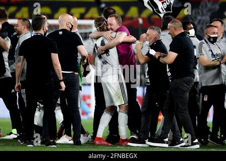 IZMIR, TÜRKEI - 15. MAI: Besiktas feiert Meisterschaft während des türkischen Super Lig-Spiels zwischen Goztepe und Besiktas im Goztepe Gursel Aksel Stad Stockfoto