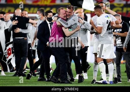 IZMIR, TÜRKEI - 15. MAI: Besiktas feiert Meisterschaft während des türkischen Super Lig-Spiels zwischen Goztepe und Besiktas im Goztepe Gursel Aksel Stad Stockfoto