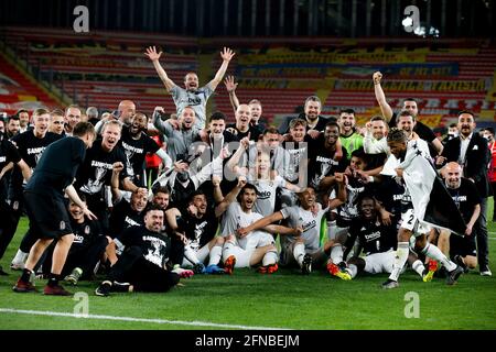 IZMIR, TÜRKEI - 15. MAI: Besiktas feiert Meisterschaft während des türkischen Super Lig-Spiels zwischen Goztepe und Besiktas im Goztepe Gursel Aksel Stad Stockfoto