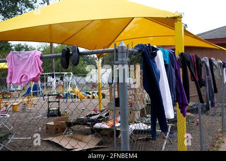 Laredo, Usa. Mai 2021. Ein Wohnbereich im Freien im Tierheim.Holding Community Service bietet Unterkunft, Nahrung und Covid 19 Tests bei der Ankunft von Migrantenfamilien in das Zentrum. Nach inoffiziellen Schätzungen sind seit Februar 2021 rund 200,000 Migranten entlang der südlichen Grenze in die Vereinigten Staaten eingedrangen. (Foto von J Lamparski/SOPA Images/Sipa USA) Quelle: SIPA USA/Alamy Live News Stockfoto