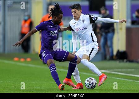 .15-05-2021: Voetbal: RSC Anderlecht / KRC Genk: Brussel ANDERLECHT, BELGIEN - MAI 15: Majeed Ashimeru von RSC Anderlecht kämpft um die Possession mit Ge Stockfoto