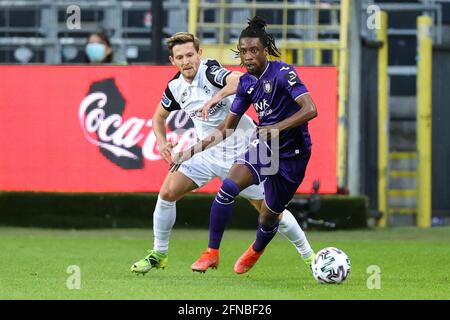 .15-05-2021: Voetbal: RSC Anderlecht / KRC Genk: Brussel ANDERLECHT, BELGIEN - MAI 15: Patrik Brosovsky von KRC Genk kämpft um die Possession mit Majeed Stockfoto