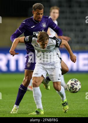 15-05-2021: Voetbal: RSC Anderlecht / KRC Genk: Brussel ANDERLECHT, BELGIEN - MAI 15: Lukas Nmecha von RSC Anderlecht kämpft um die Possession mit Patrik Stockfoto