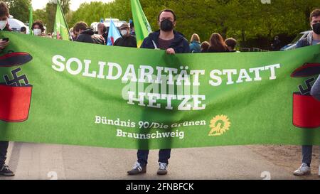 Braunschweig, 15. Mai 2021, Demonstration AFD-Parteitag: Grünenplakat mit Aufschrift: Solidarität statt Agitation, de Stockfoto