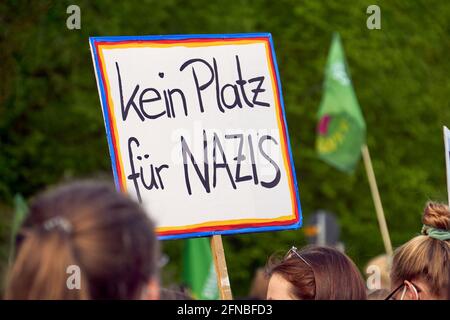 Braunschweig, 15. Mai 2021, Demonstration Parteitag der AFD: Plakat mit deutscher Inschrift: Kein Platz für Nazis, als Zeichen dafür, dass braunschweig Stockfoto