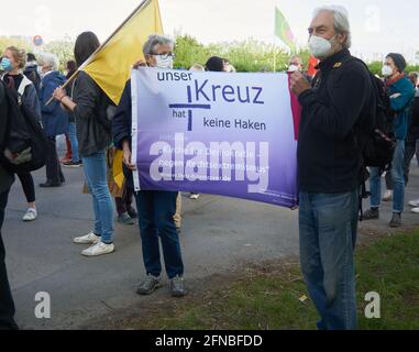 Braunschweig, 15. Mai 2021, Demonstration Parteitag der AFD: Ältere Demonstranten mit grauen Haaren halten ein Protestplakat des Protestanten Chur Stockfoto