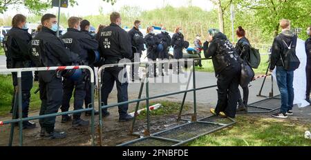 Braunschweig, 15. Mai 2021, Demonstration Parteitag der AFD: Barrikade mit einer Gruppe von Polizeibeamten, die die Demonstranten vom trennt Stockfoto