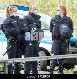 Braunschweig, 15. Mai 2021, Demonstration Parteitag der AFD: Junge blonde deutsche Polizeibeamte mit Gesichtsmasken am Rand Stockfoto