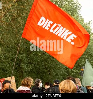 Braunschweig, 15. Mai 2021, Demonstration Parteitag der AFD: Rote Fahne der linken Partei, die Linke, fliegt über die Köpfe der Demonstranten Stockfoto