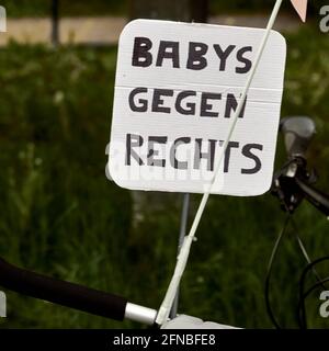 Braunschweig, 15. Mai 2021, Demonstration Parteitag der AFD: Selbstgemachtes Plakat mit der Aufschrift, Babys gegen Recht, am ha angebracht Stockfoto