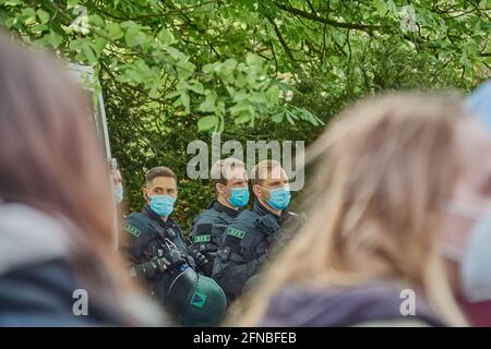 Braunschweig, 15. Mai 2021, Demonstration Parteitag der AFD: Deutscher Polizist mit blauen medizinischen Gesichtsmasken, absichtlich umrahmt Stockfoto