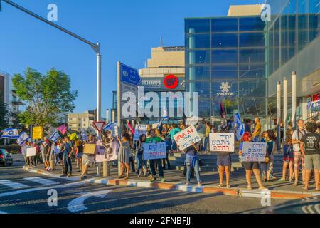 Haifa, Israel - 15. Mai 2021: Protest der Bürger vor Ort gegen den Krieg und Premierminister Benjamin Bibi Netanjahu in Haifa, Israel Stockfoto