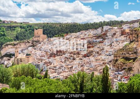 Blick auf die weiße spanische Stadt mit Burg und Glockenturm, Alcala del Jucar, Castilla La Mancha, Spanien Stockfoto