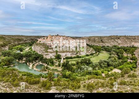 Panoramablick auf Jorquera kleines Dorf in einem Fluss Jucar Mäander, Provinz Albacete, Spanien Stockfoto