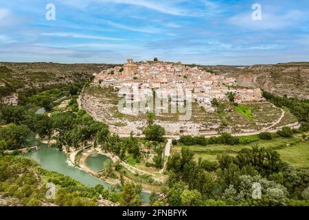 Panoramablick auf Jorquera kleines Dorf in einem Fluss Jucar Mäander, Provinz Albacete, Spanien Stockfoto