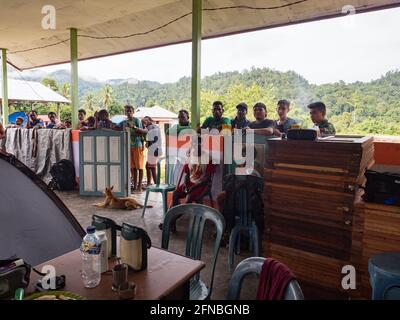 Kensi, Arguni, Indonesien - 06. Februar 2018: Eine Menschenmenge aus dem Stamm der Mairasi beobachtet Touristen während einer Expedition in die Regenforen Stockfoto