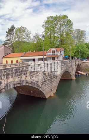 Montenegro, Nationalpark Lake Skadar. Alte Bogenbrücke im touristischen Dorf Virpazar, Frühling Stockfoto