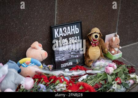 WLADIWOSTOK, RUSSLAND - 16. MAI 2021: Spontanes Denkmal zur Erinnerung an den Angriff auf eine Schule in Kasan. Stockfoto