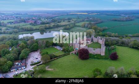 Eine Luftaufnahme des historischen Framlingham Castle in Suffolk, Großbritannien Stockfoto