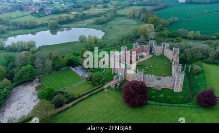 Eine Luftaufnahme des historischen Framlingham Castle in Suffolk, Großbritannien Stockfoto