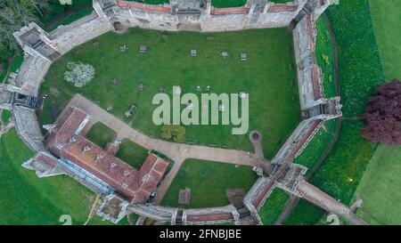 Eine Luftaufnahme des historischen Framlingham Castle in Suffolk, Großbritannien Stockfoto