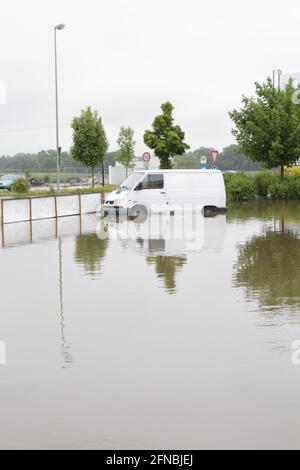 Lieferfahrzeug Transporter steht auf einem Parkplatz bei Hochwasser Stockfoto